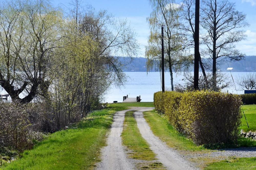 Privat brygga som delas med grannar/ Private shared jetty 