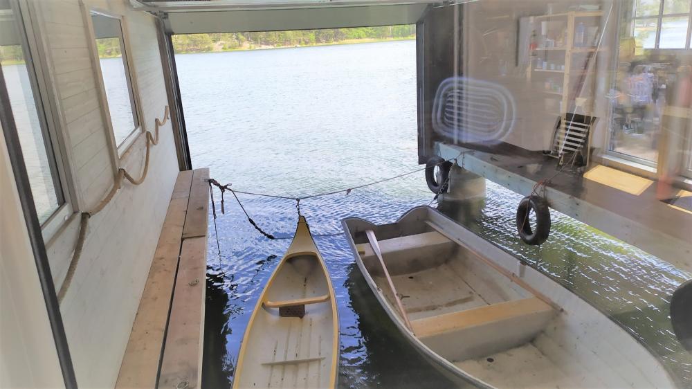 Bthus, roddbt och canadensare/ Boat house with rowing boat and canadian canoe 