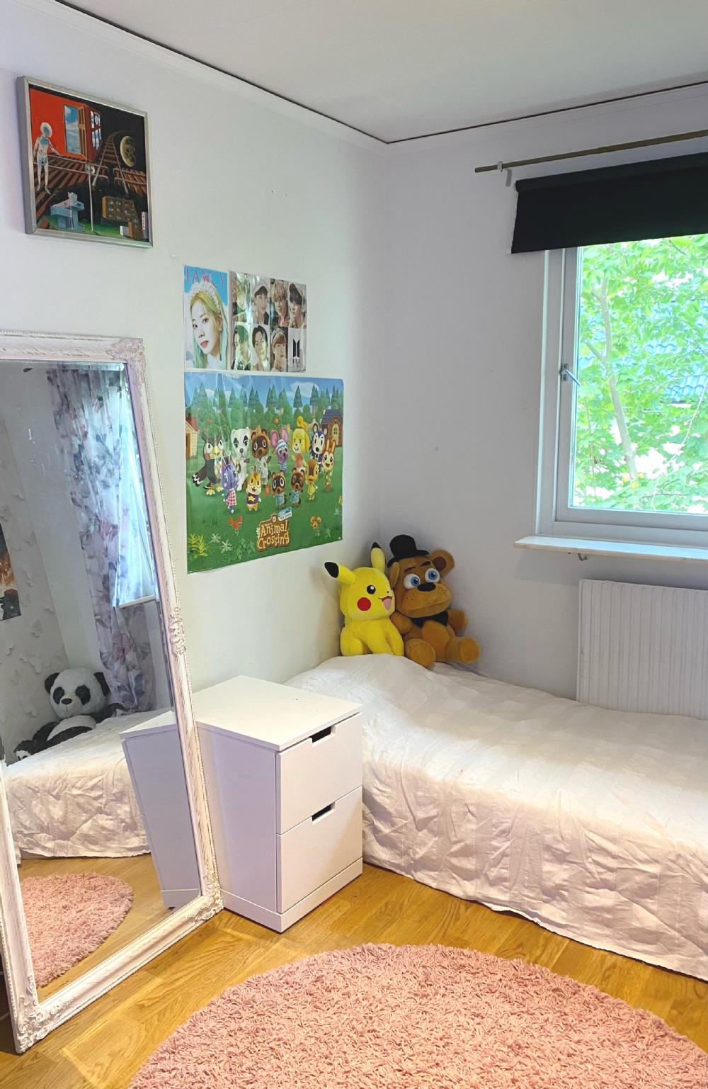 Sovrum mellanplan/ Bed room entrance floor 