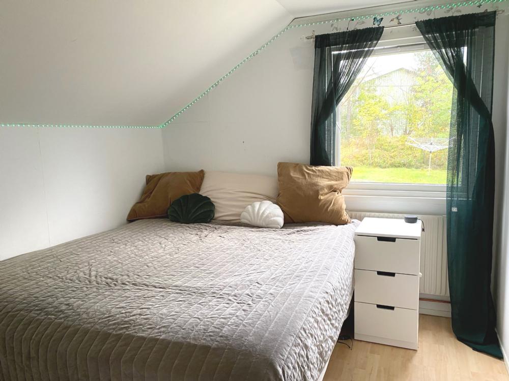 Sovrum .v/ Bed room upper floor 