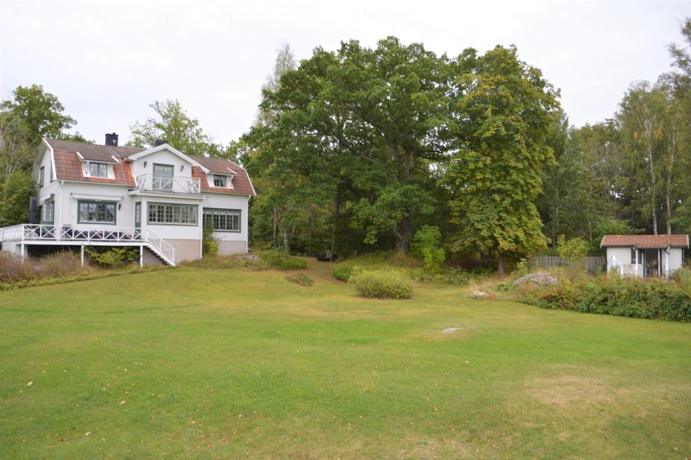 Stora huset och gststugan/ Main house and guest house 