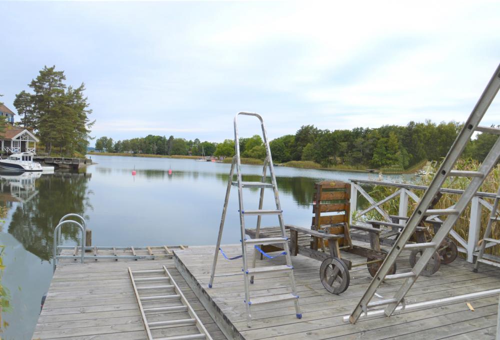 Bryggan mbleras med solstolar och matgrupp/ The jettty will be furnitured with sun chairs and a dining area. 