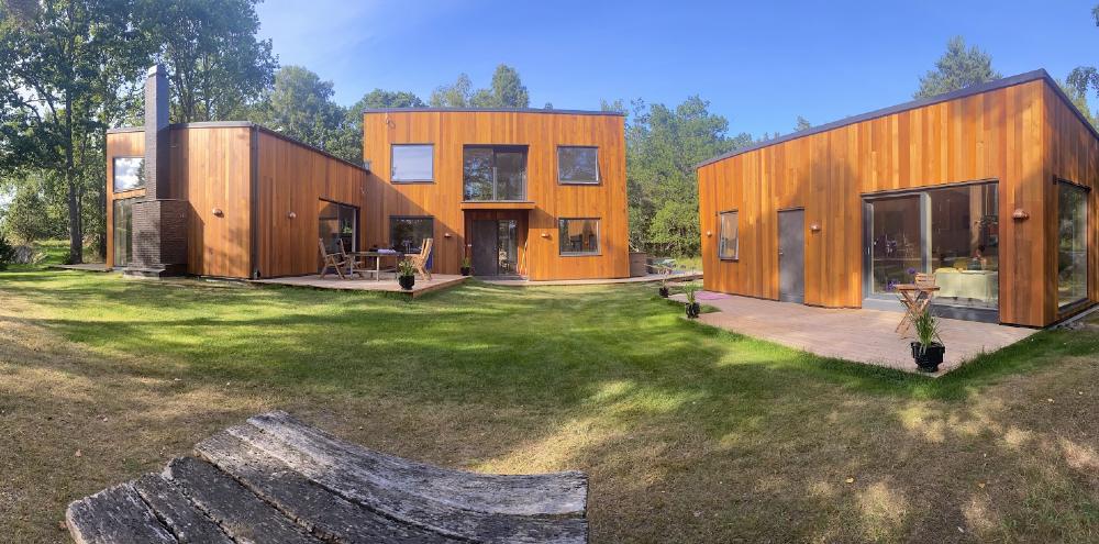 Huvudbyggnad och gsthus/ Main house and guest house 