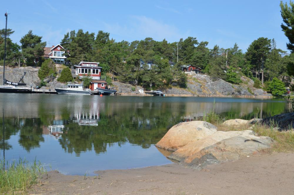 Liten sandstrand nra promenad frn husen/ small sandy beach in walking distanceear area  