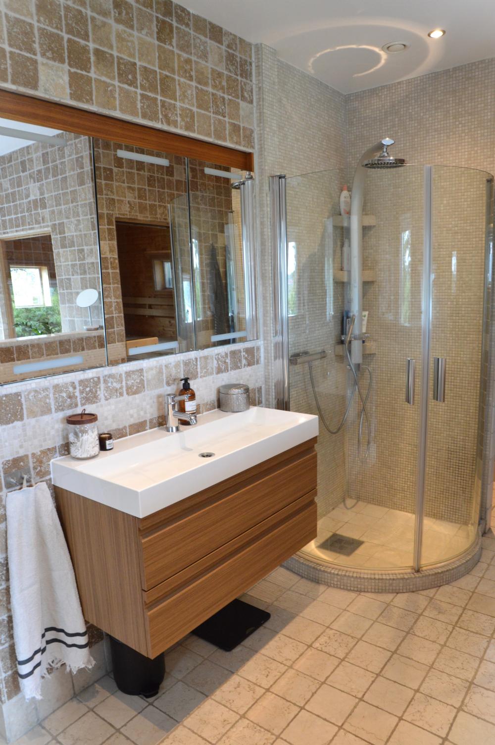 Badrum N.V / Bath room entrence floor 