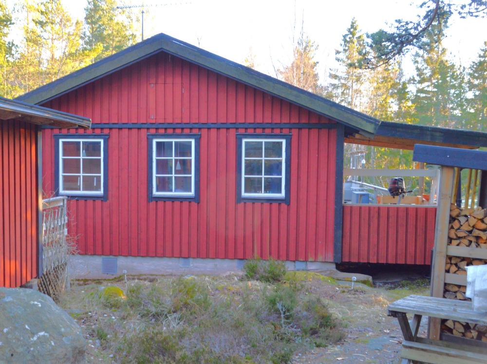 Huvudbyggnaden, (stugan till vnster ingr ej, frrd) / Main building, (the cottage to the left is not included, storage) 