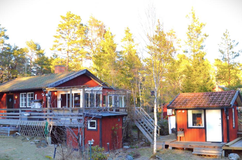 Main house and guest house 