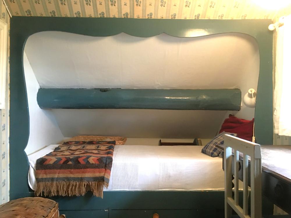 Sovrum med 2 inbygda enkelsngar / Bedroom with two single beds 