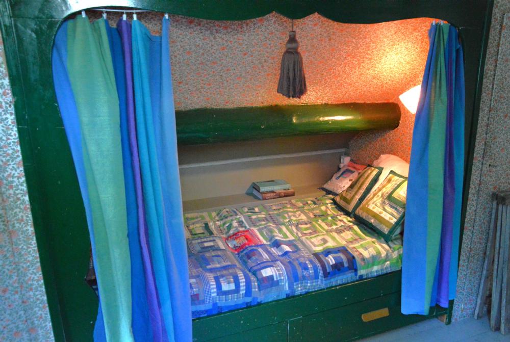 Sng med draperi i mellanrummet/ Cosy bed with a curtain  