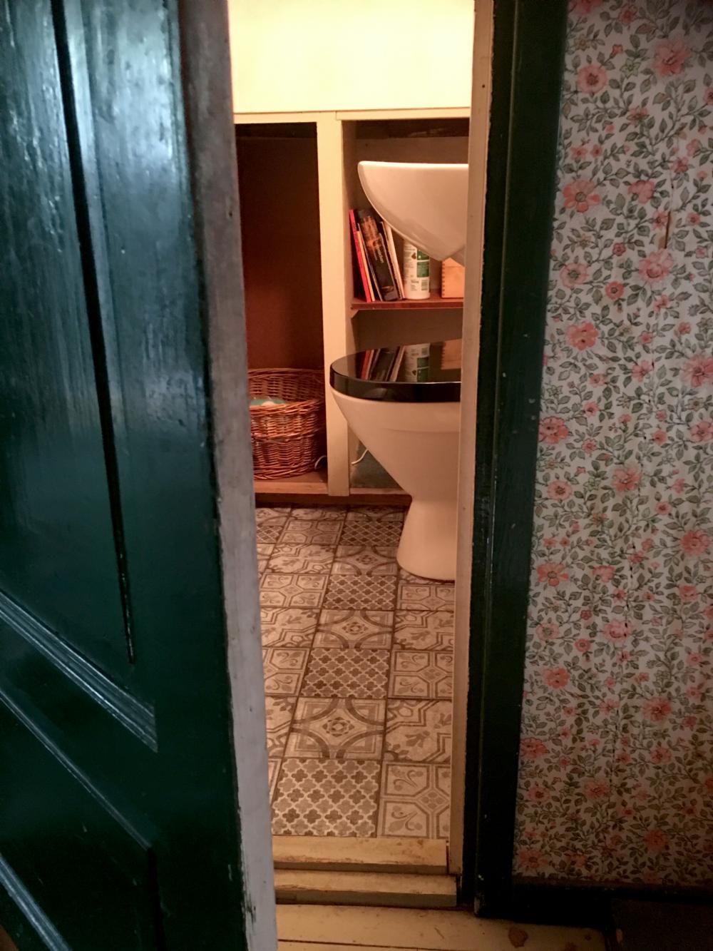 Ö.V. WC/ Upper floor WC