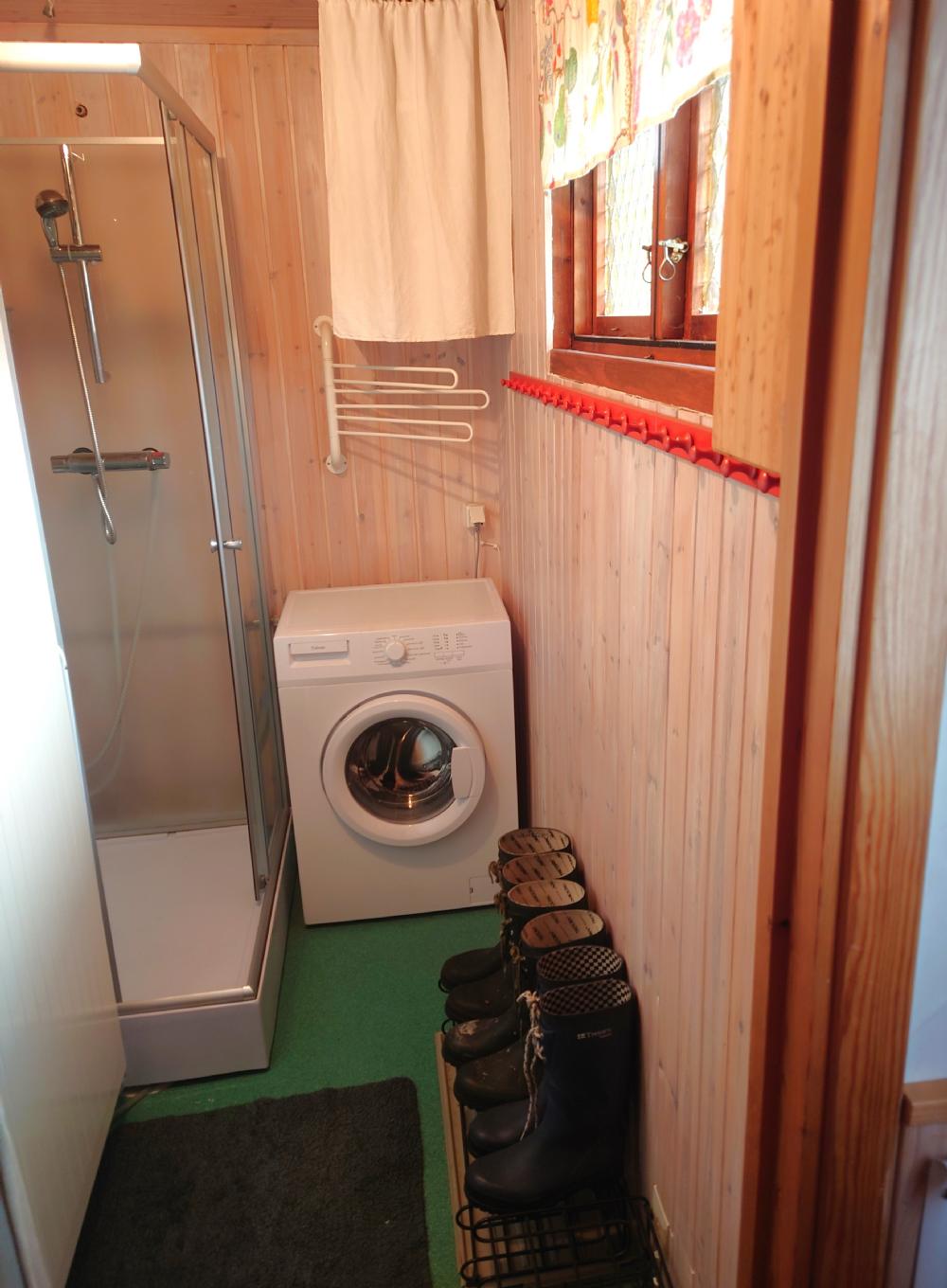 Dusch och tvättrum/ Shower and laundry room