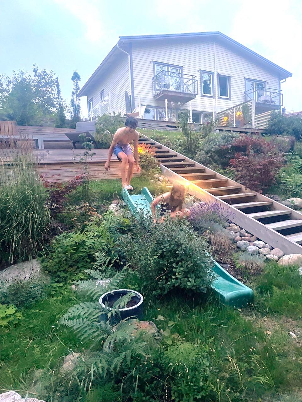 Rutschkana och gungor på tomten / Slide and swings on the plot