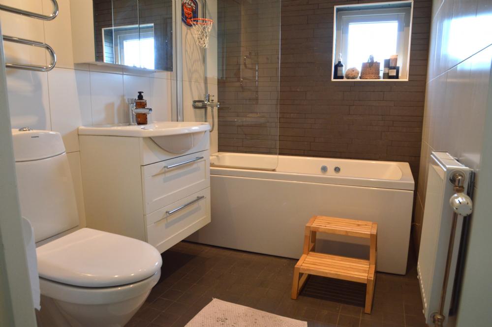 Ö.V bafrum/ Bath room upper floor
