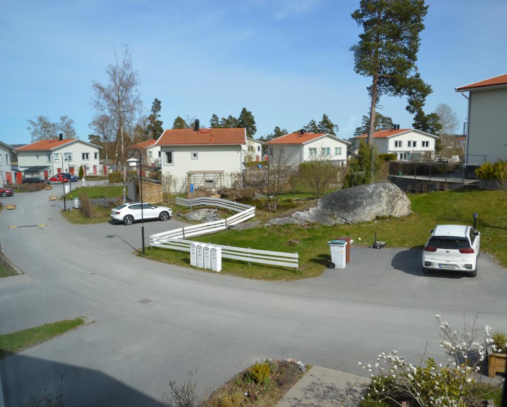Ö.V utsikt från övervåningen mot området/ View from upper floor direction housing area