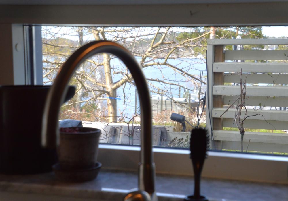 Sjöutsikt från arbetsköket/ Sea view from kitchen area