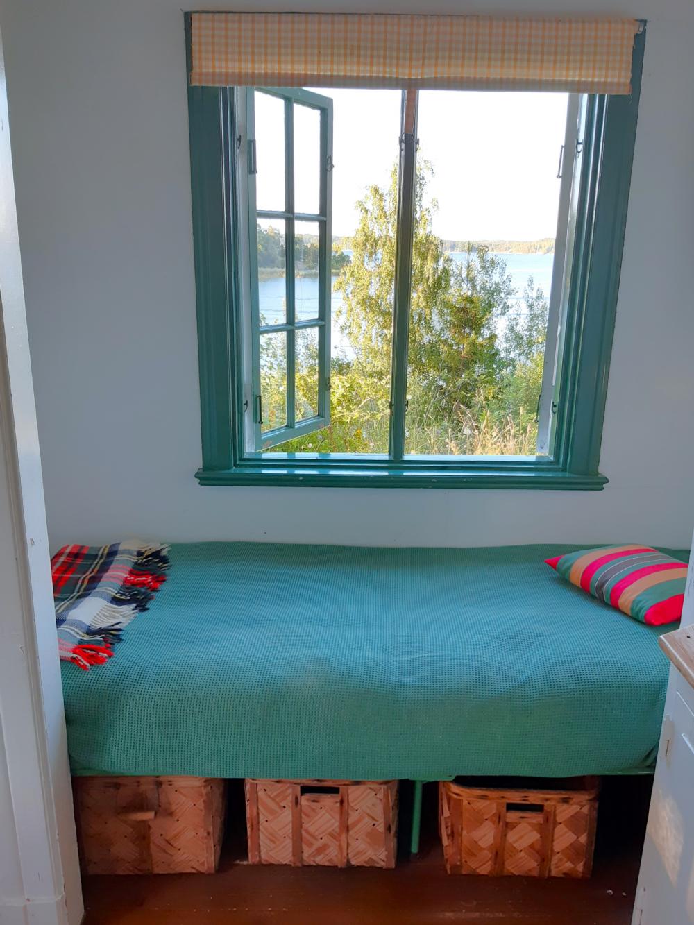 Sovhytt med viksng/ Sleeping alcove with foldable bed 