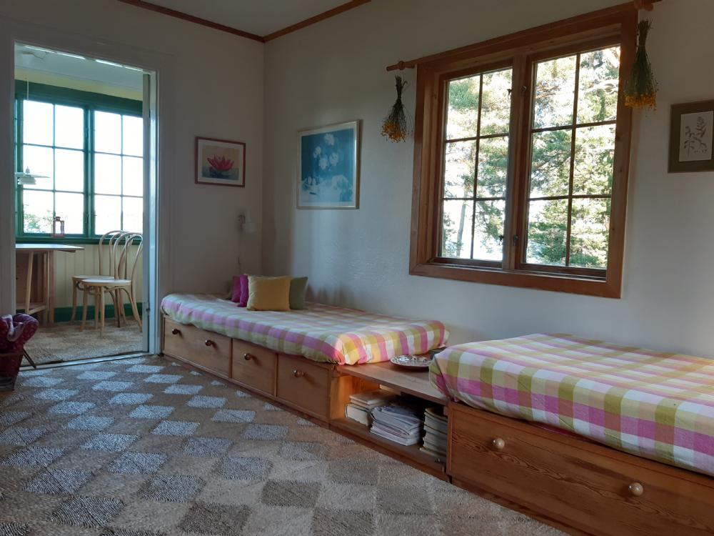 2 bddar i allrummet/  2 beds in the common room 