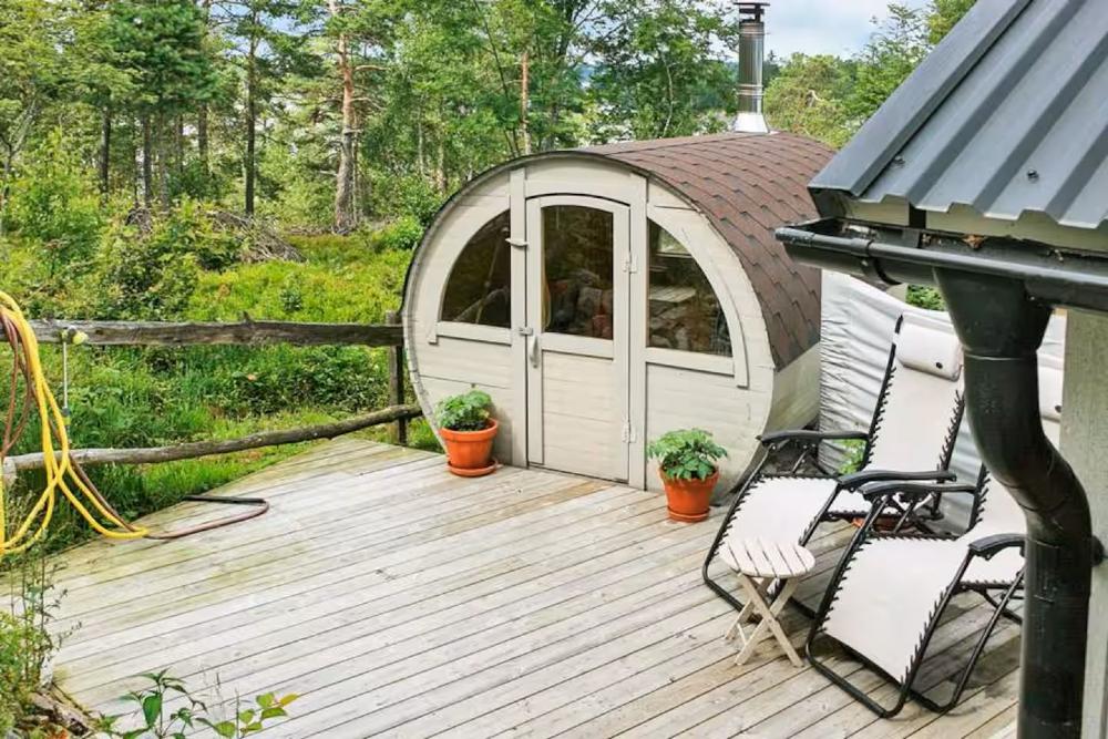 Vedeldad bastu p frfrgan/ Wooden heated sauna at request 