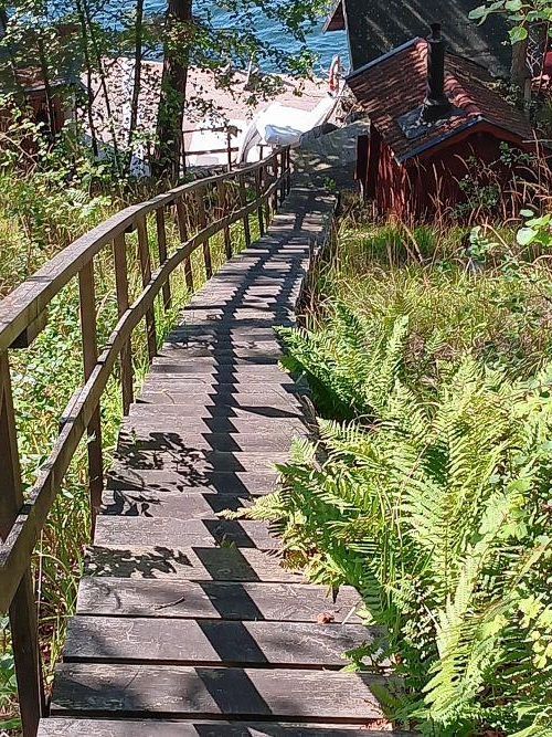 Trappa till omr. brygga och bad/ Stairs to the closest jetty and swimming area 