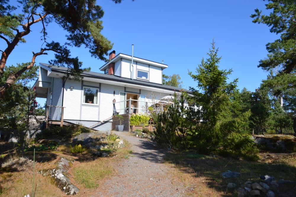 Bilvg upp till huset/  