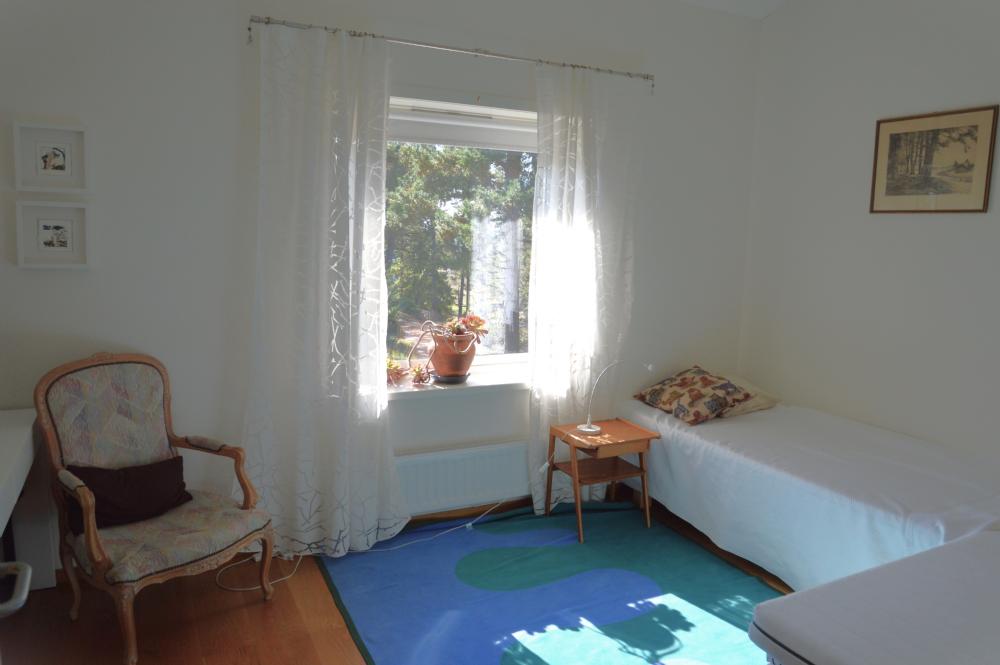 Sovrum 1, alt. med  enkelbddar/ Bed room 1 alt. with separate beds 
