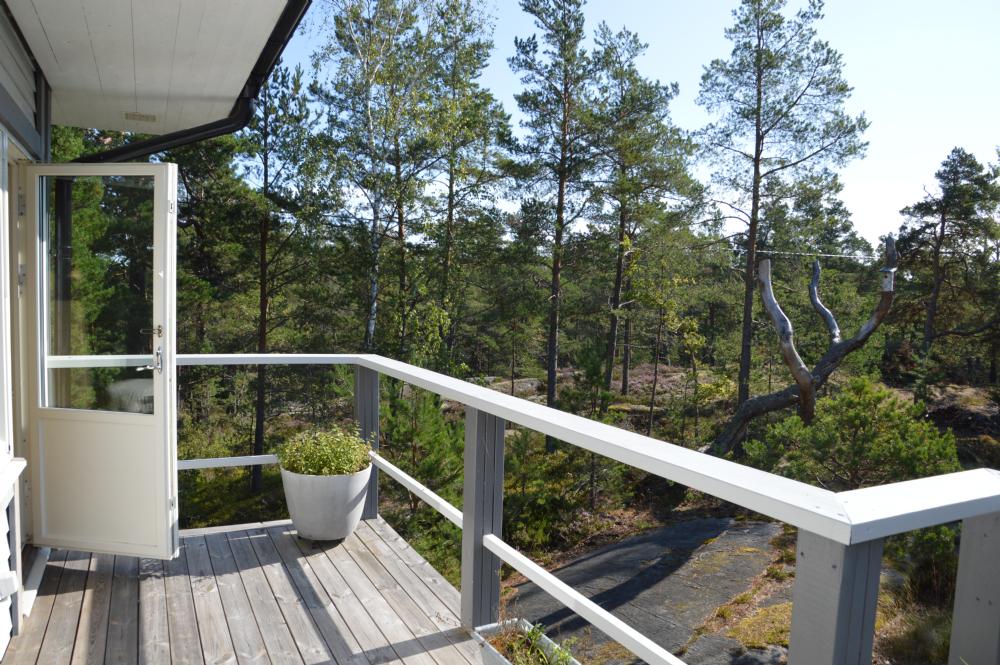 Balkongen i anslutning till  sovrummen/ Balcony conected to the bed rooms 