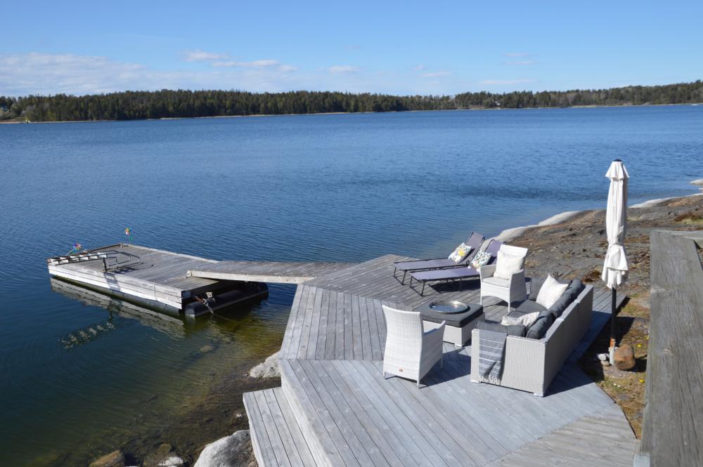 Tillg�ng till uteplats vid bryggan/ Shared deck by the water&nbsp;