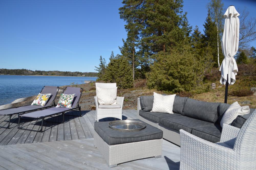 Tillg�ng till uteplats vid bryggan/ Shared deck by the water&nbsp;