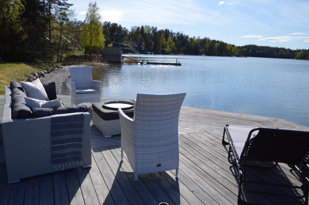 Tillg�ng till uteplats vid bryggan/ Shared deck by the water&nbsp;
