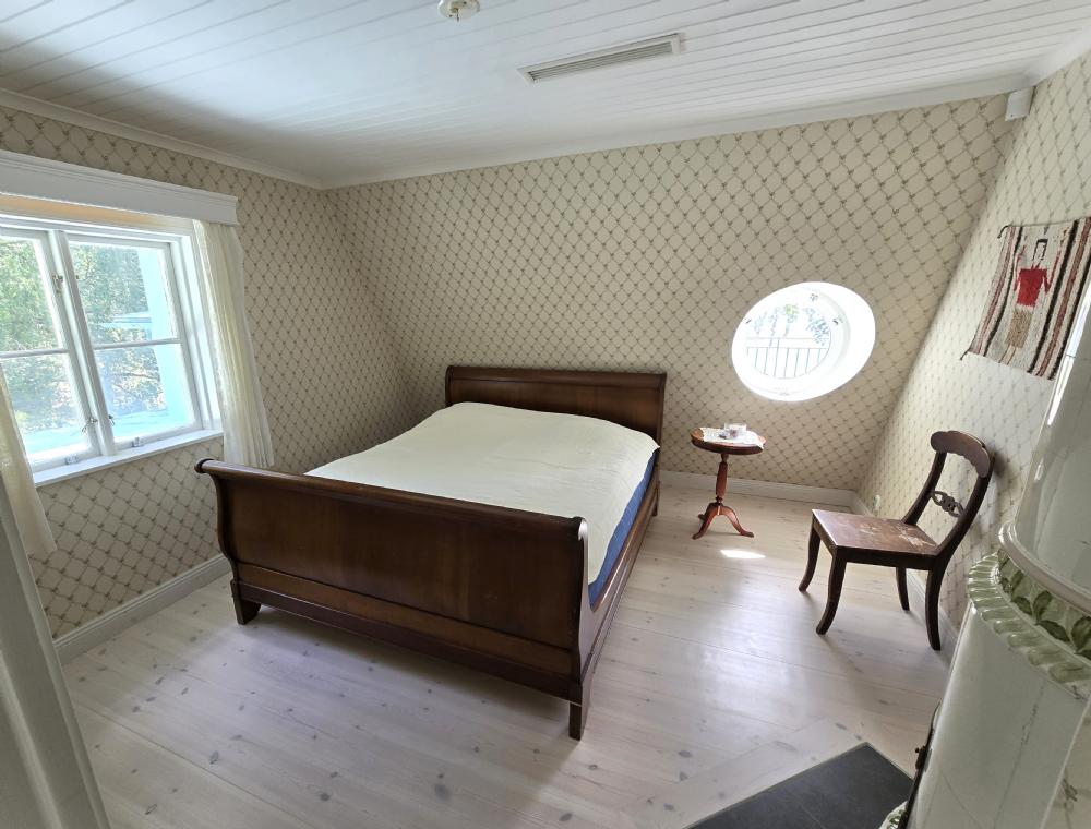 Övervåningen sovrum/ Upper floor bedroom