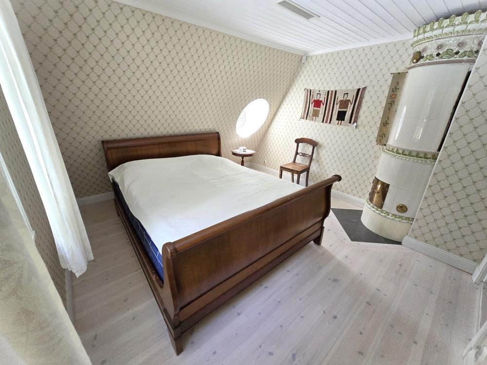 Övervåningen sovrum/ Upper floor bedroom