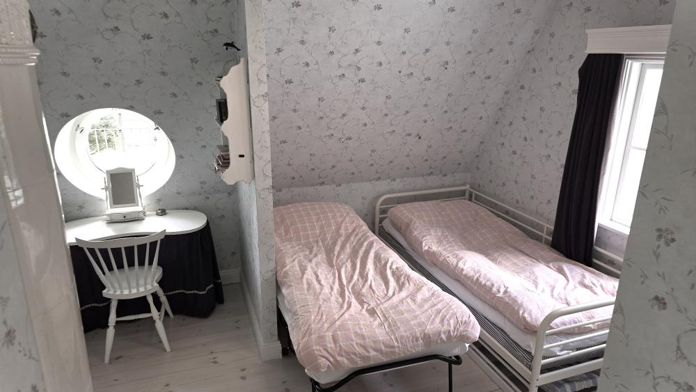 Övervåningen sovrum/ Upper floor bedroom
