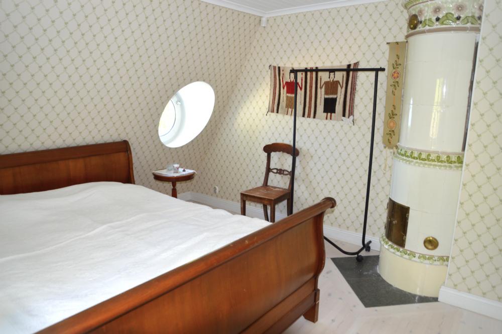 Övervåningen sovrum/ Upper floor bedroom