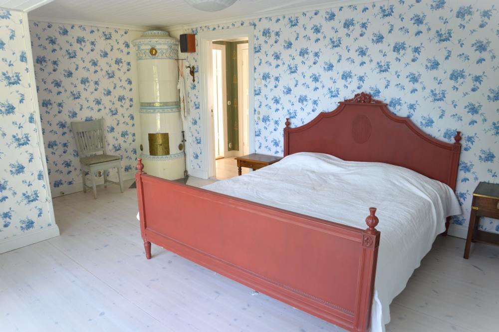 Övervåningen sovrum/ Upper floor bedroom