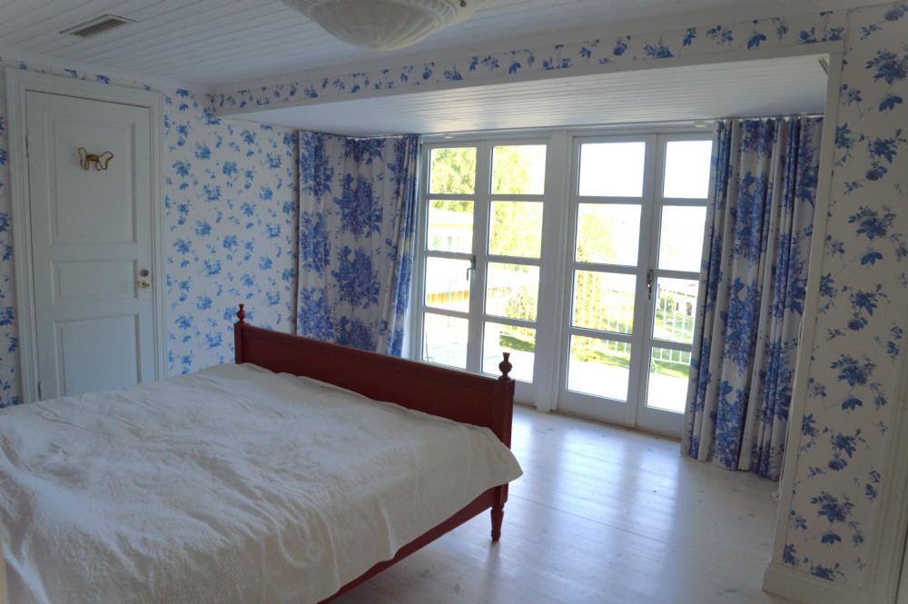 Övervåningen sovrum/ Upper floor bedroom