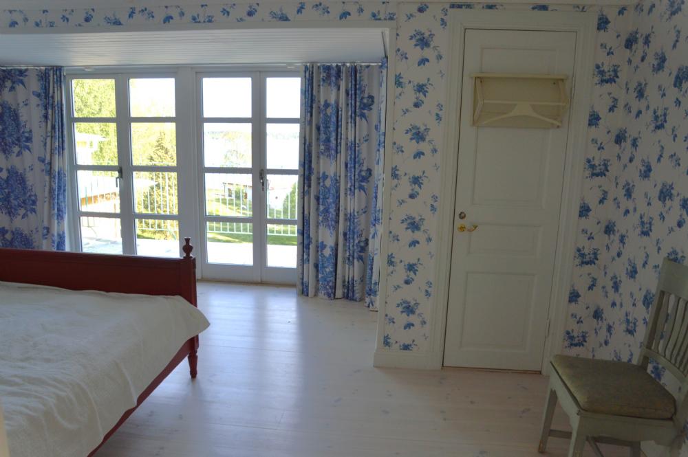 Övervåningen sovrum/ Upper floor bedroom