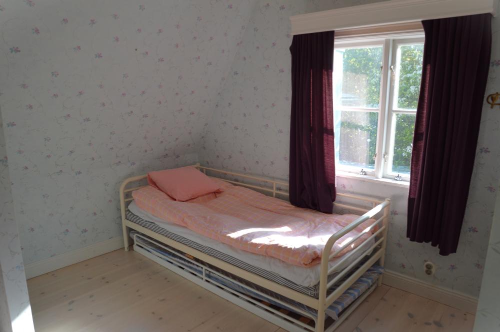 Övervåningen sovrum/ Upper floor bedroom