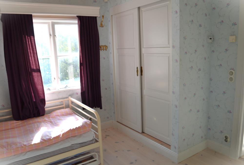 Övervåningen sovrum/ Upper floor bedroom
