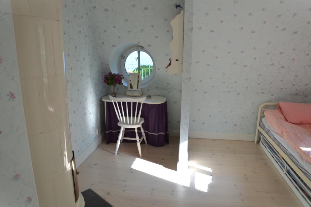 Övervåningen sovrum/ Upper floor bedroom