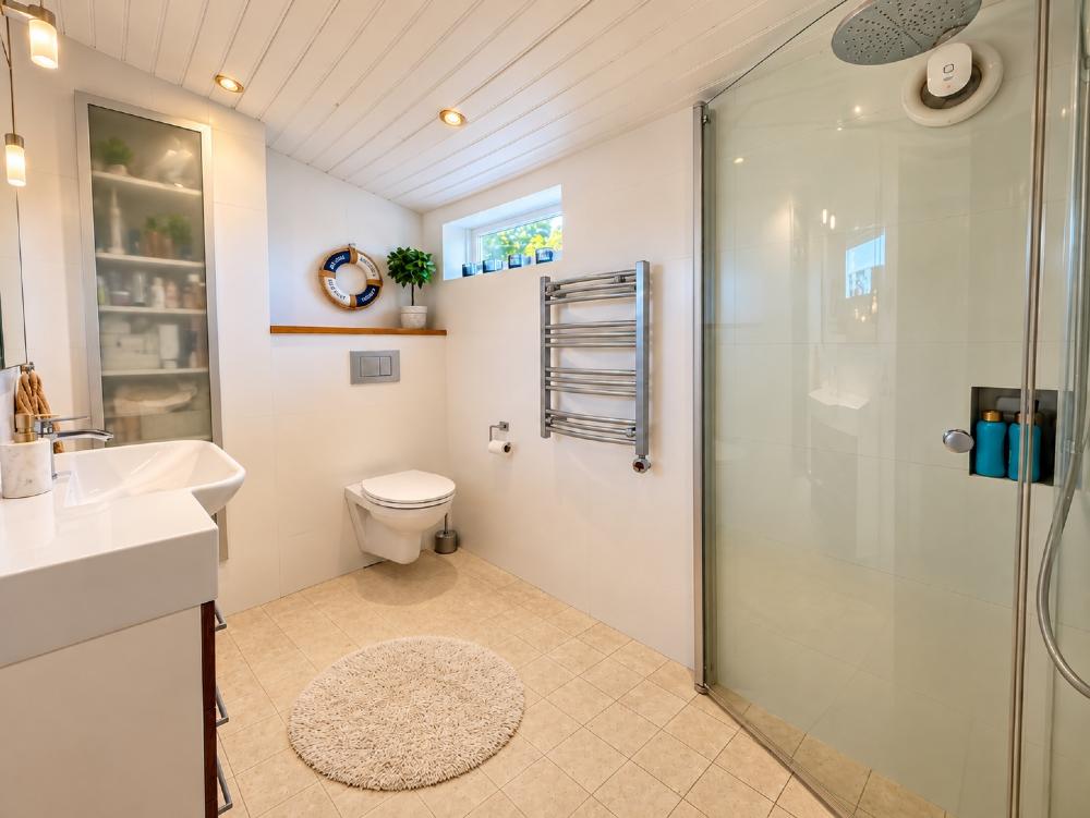 Bathroom upper floor